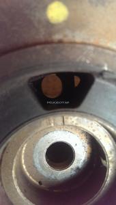 Отверстие в шкиве выпускного распреда под стопор.jpg