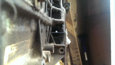 Отверстие под стопор маховика со стороны ДВС зад лево над приводом..jpg