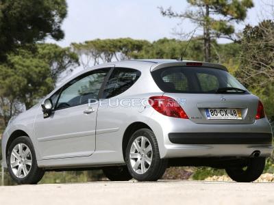 Peugeot_207_Hatchback 3 door_2006.jpg